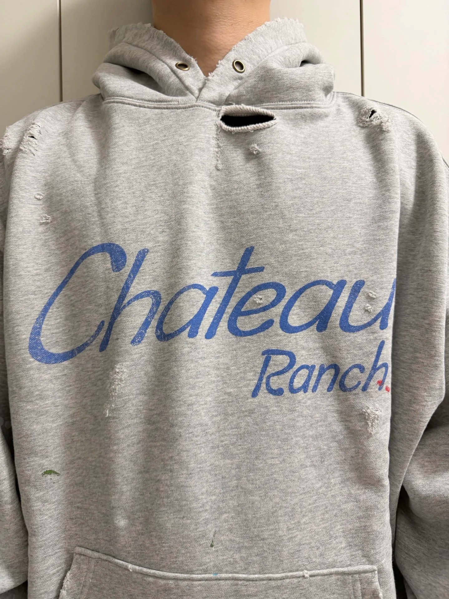 GALLERY DEPT. CHATEAU RANCH HOODIE/HEATER GRAY Horseshoe Winery Splashed Ink Destroyed Hoodie Washed Gray S-XL Assute Reactive Dyes Ready-made Horseshoe Fading Process Post-Fry Color Processing Super Heavy and Cumbersome Too Many Cuts and Hanging Wormhole Destruction Process➕Hand-Splashed Ink Very Time-consuming and Labor-intensive Correct Version Original Main Mark➕Large Main Mark➕Yellow Wash Mark The original BOXY short and wide version has not been changed at all. God-cut. Authentic level printing process. Post-washing treatment to show natural aging effect.